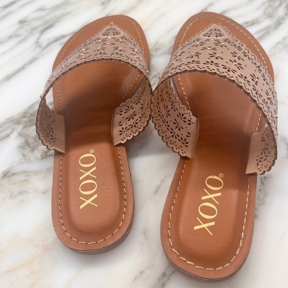 NEW! XOXO Rhonda Slide-On Gold Thong Sandal - Picture 9 of 10